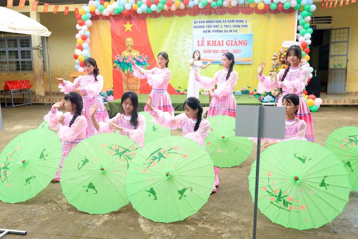 Các em học sinh biểu diễn văn nghệ trong ngày khai giảng năm học mới