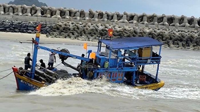 Các thuyền viên đã may mắn bơi vào bờ an toàn sau sự cố