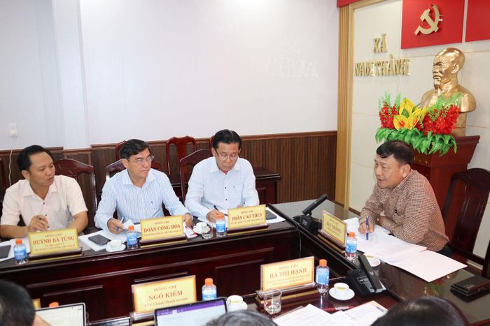 Phó Bí thư Tỉnh ủy Bùi Thắng đánh giá cao những nỗ lực của Đảng ủy xã Nam Thành trong lãnh đạo, chỉ đạo thực hiện nhiệm vụ, qua đó cơ bản hoàn thành các chỉ tiêu kinh tế - xã hội đề ra