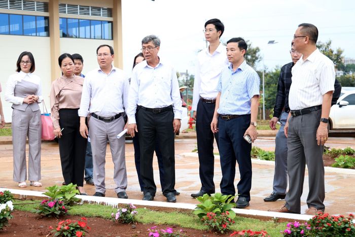 Lãnh đạo UBND tỉnh cũng ghi nhận sự đồng thuận, nhiệt tình đóng góp công sức của Nhân dân, góp phần chỉnh trang, hoàn thiện khuôn viên nhà trường khang trang, sạch, đẹp hơn
