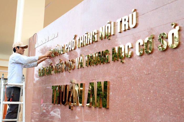 Những phần việc cuối cùng đang được gấp rút triển khai, bảo đảm cho lễ khánh thành và lễ khai giảng năm học 2026 - 2027 tại Trường Phổ thông nội trú liên cấp Tiểu học và THCS Thuận An