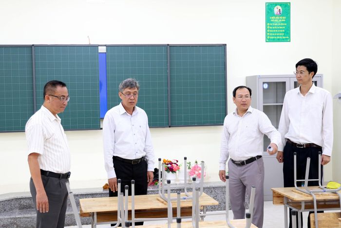 Qua kiểm tra thực tế, đồng chí Nguyễn Minh, Phó Chủ tịch UBND tỉnh (đứng thứ 2 từ trái qua) biểu dương sự chủ động của chính quyền địa phương và nhà trường