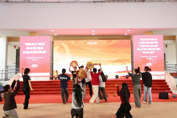 Công tác chuẩn bị cho lễ khai giảng năm học và khánh thành, bàn giao công trình được thực hiện khẩn trương, đúng hướng dẫn của ngành giáo dục