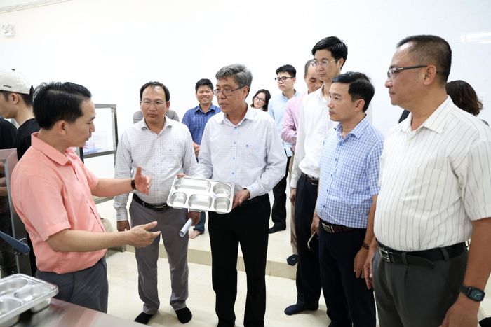 Lãnh đạo UBND tỉnh kiểm tra khu vực bếp ăn của nhà trường