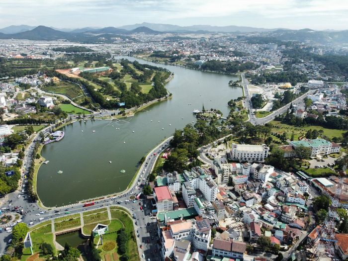 Hồ Xuân Hương nhìn từ trên cao