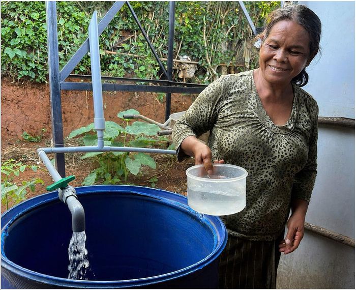 Niềm vui của người dân xã Di Linh khi việc tích trữ và sử dụng nước sinh hoạt trở nên thuận lợi