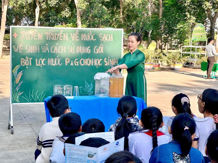 Các buổi truyền thông thay đổi hành vi vệ sinh được tổ chức tại các trường học giúp học sinh tiếp cận kiến thức về nước sạch