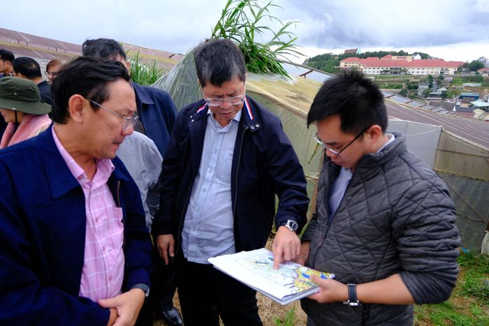 Đồng chí Nguyễn Hồng Hải, Phó Chủ tịch UBND tỉnh (thứ 2 từ phải qua) kiểm tra một số khu vực được xác định có tiềm năng trở thành động lực phát triển mới trên địa bàn