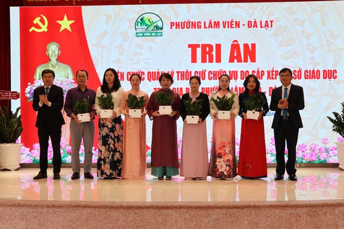 Lãnh đạo phường tặng hoa, tri ân các thầy cô thôi giữ chức vụ do yêu cầu sắp xếp cơ sở giáo dục