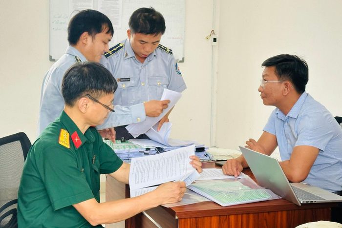 Đoàn kiểm tra hồ sơ, giấy tờ liên quan tại Văn phòng đại diện kiểm soát nghề cá - Cảng cá La Gi