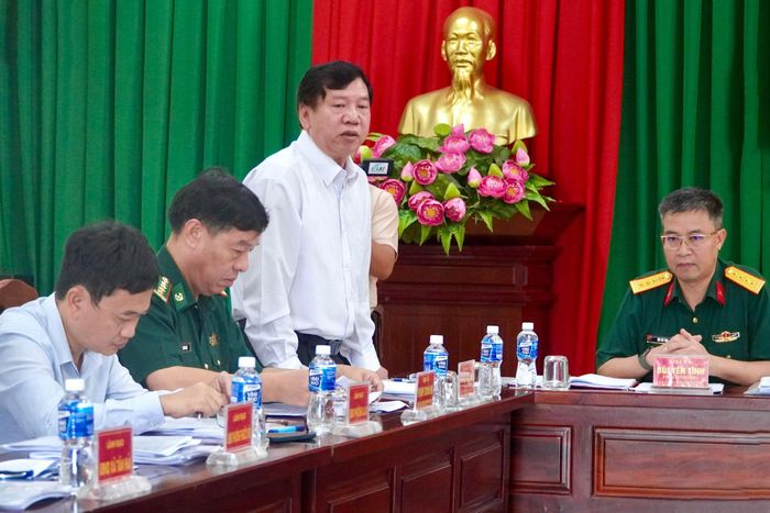 Ông Nguyễn Văn Chiến, Phó Giám đốc Sở Nông nghiệp và Môi trường báo cáo tại buổi làm việc