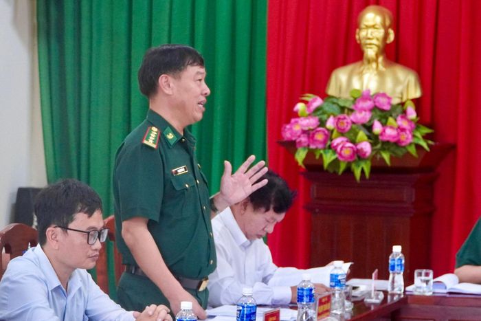 Đại tá Phạm Xuân Độ báo cáo tại buổi làm việc