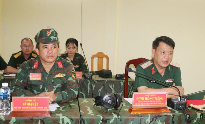 Thiếu tướng Đinh Hồng Tiếng và Thượng tá Hà Bảo Lộc, Phó Tham mưu trưởng, Bộ CHQS tỉnh dự trình diễn sa bàn trong buổi diễn tập thực binh tác chiến
