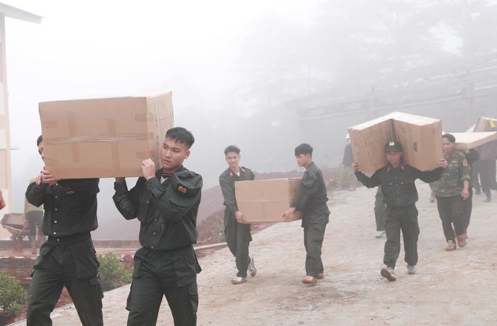 CBCS Công an tỉnh Lâm Đồng vận chuyển các trang thiết bị thiết yếu vào các lớp học