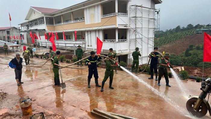 CBCS Công an tỉnh Lâm Đồng dọn dẹp vệ sinh khu vực sân trường