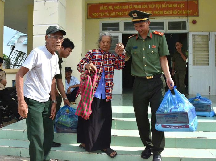 Người dân phấn khởi khi được tặng quà