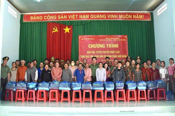 Ban tổ chức tặng quà các gia đình chính sách, người có hoàn cảnh khó khăn tại xã Bắc Bình