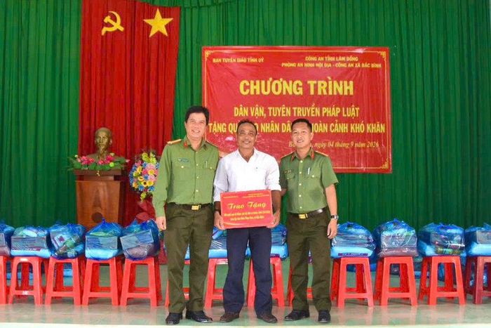 Ban tổ chức tặng biểu trưng 100 phần quà cho các gia đình chính sách, khó khăn tại địa phương