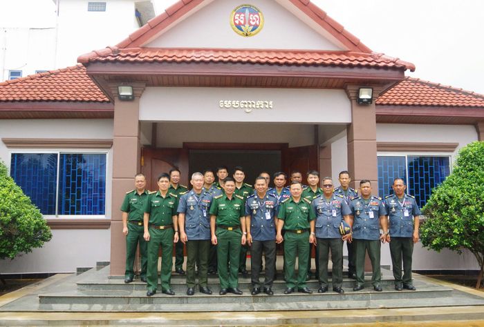 Đoàn công tác Ban Chỉ huy BĐBP tỉnh Lâm Đồng chụp ảnh lưu niệm với lãnh đạo Bộ Chỉ huy Hiến binh tỉnh Mondulkiri