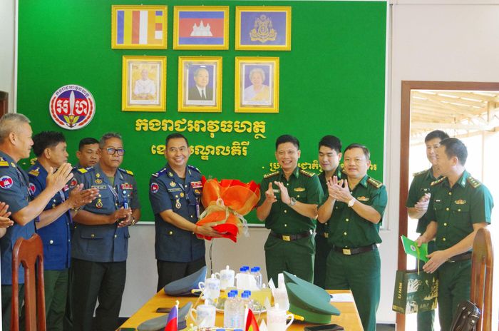 Đoàn công tác BĐBP tỉnh Lâm Đồng chúc mừng Thiếu tướng Tiev ChanDaRa, Chỉ huy trưởng Bộ Chỉ huy Hiến binh tỉnh Mondulkiri