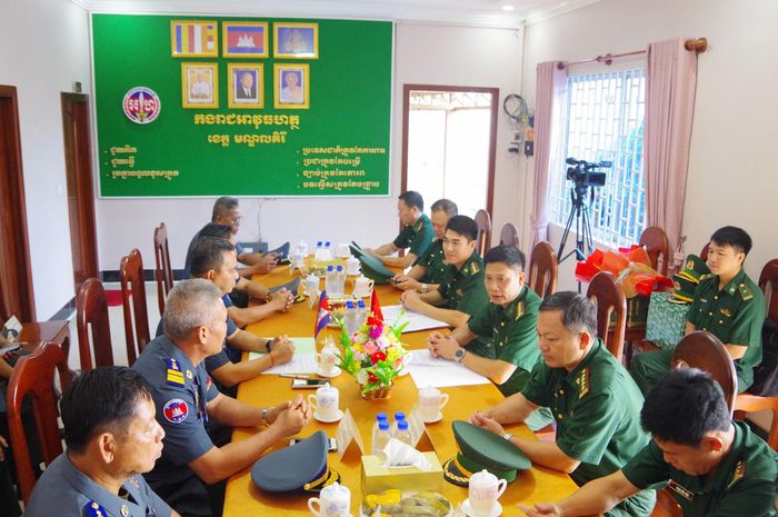 Ban Chỉ huy BĐBP tỉnh Lâm Đồng và Bộ Chỉ huy Hiến binh tỉnh Mondulkiri thống nhất tiếp tục tăng cường trao đổi thông tin, phối hợp giữ vững an ninh, trật tự khu vực biên giới