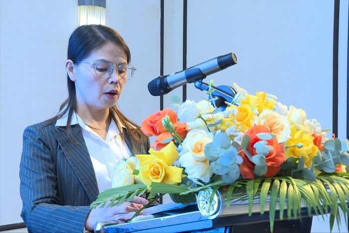 Bà Võ Thị Hoàng Yến, Phó Giám đốc Trung tâm Xúc tiến đầu tư, Thương mại và Du lịch tỉnh thông tin đến doanh nghiệp, HTX các hoạt động xúc tiến thương mại trong thời gian tới