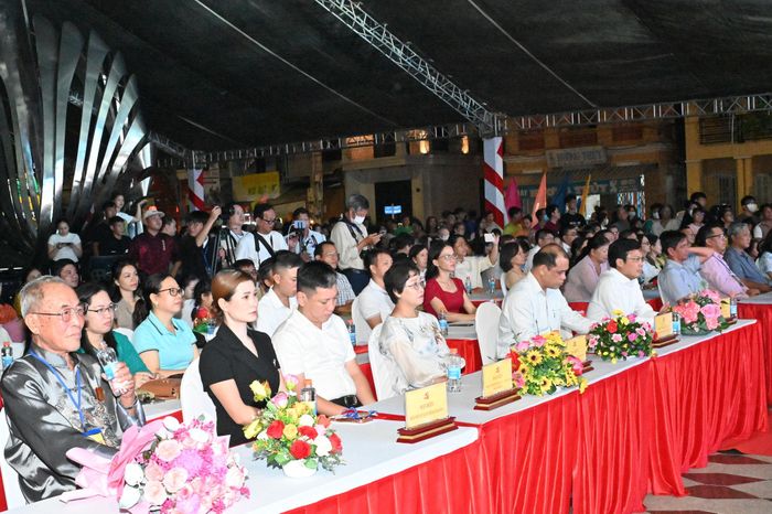 Đại diện các sở, ban ngành, các Hội quán đến dự lễ khai mạc