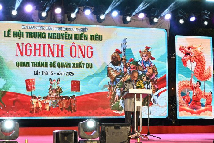 Ông Trần Chấn Khôn, Trưởng Ban quản lý Quan Đế Miếu phát biểu khai mạc