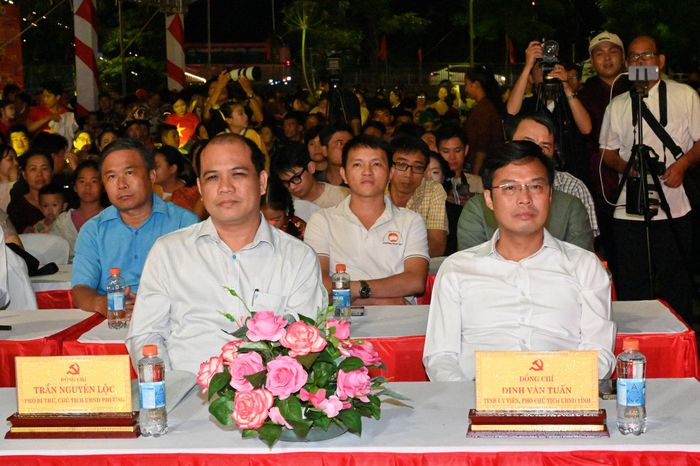 Tỉnh ủy viên, Phó Chủ tịch UBND tỉnh Đinh Văn Tuấn và Chủ tịch UBND phường Phan Thiết Trần Nguyên Lộc dự lễ khai mạc
