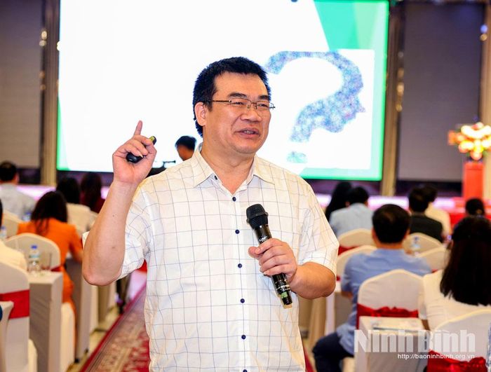 TS. Đỗ Văn Quân, Phó Viện trưởng Viện Kinh tế - Xã hội và Môi trường, Học viện Chính trị Quốc gia Hồ Chí Minh truyền đạt các nội dung cơ bản của Luật Dân số.