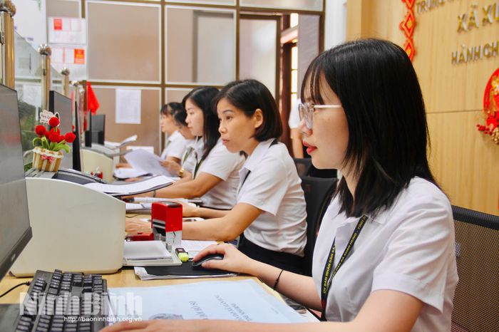 Cán bộ Trung tâm Phục vụ hành chính công xã Xuân Hưng tập trung giải quyết hồ sơ cho công dân.