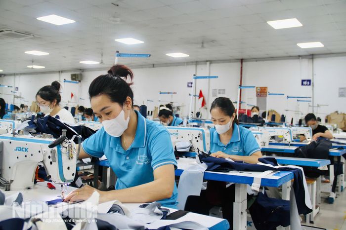 Công ty TNHH May Mặc Thuận Việt Nam Định hoàn thiện các sản phẩm.
