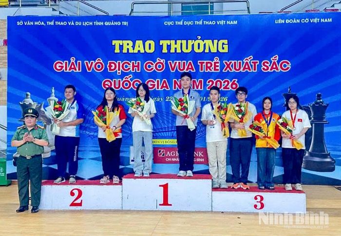 Kỳ thủ Nguyễn Ngọc Hiền (áo đỏ, bục số 2) nhận HCB G20 nội dung Cờ tiêu chuẩn.