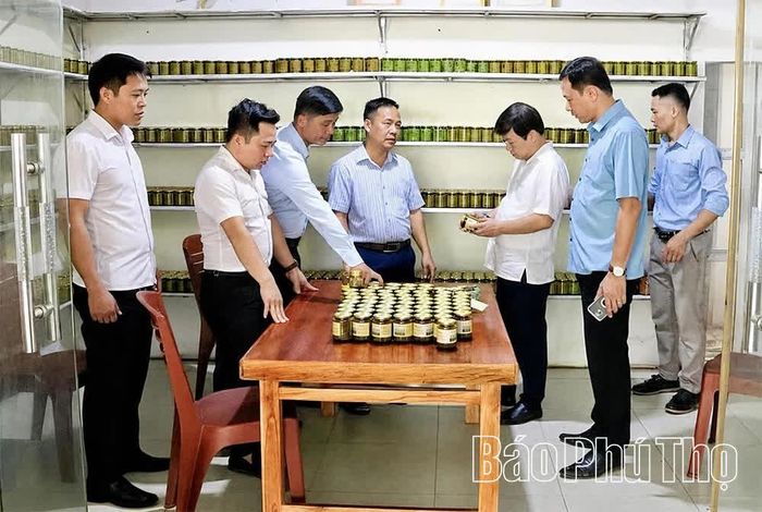 Cán bộ xã tham quan cơ sở sản xuất Ớt Rẽ Phú Lương của anh Bùi Văn Thản.