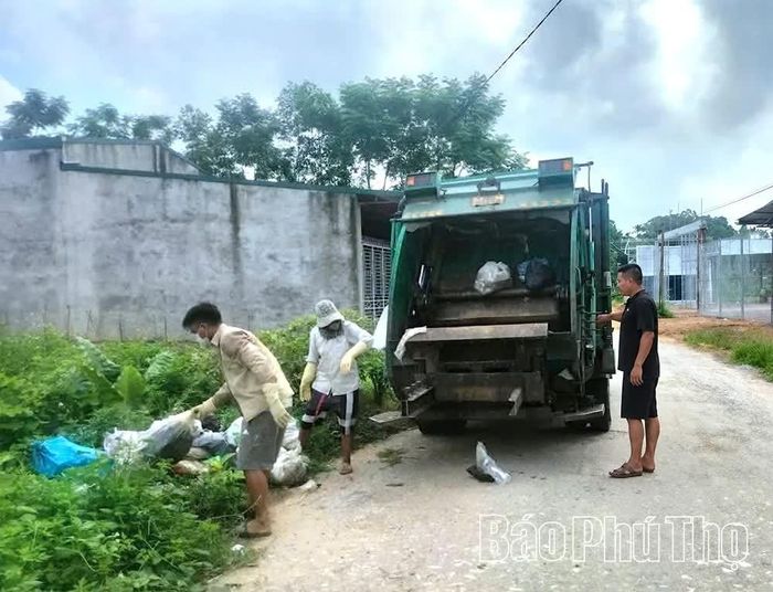 Xã tích cực tổ chức thu gom, vận chuyển rác thải sinh hoạt nhằm hạn chế các mầm bệnh phát sinh.