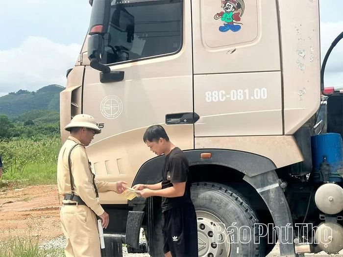 Lực lượng Cảnh sát giao thông kiểm tra các giấy tờ của người điều khiển phương tiện.