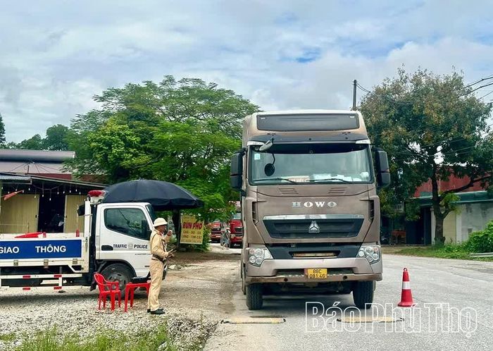 Lực lượng Cảnh sát giao thông tiến hành cân tải trọng các xe chở vật liệu xây dựng lưu thông trên đường.