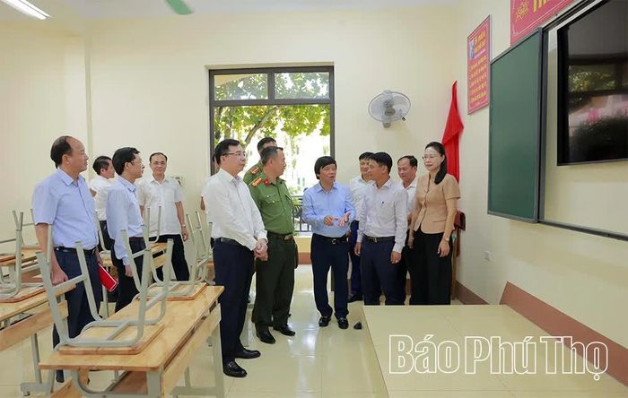 Đồng chí Phó Bí thư Tỉnh ủy Bùi Huy Vĩnh cùng các đại biểu thăm, kiểm tra cơ sở vật chất lớp học tại Trường THCS Đan Thượng.