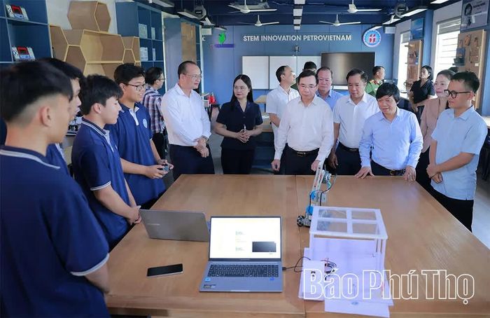 Đồng chí Phó Bí thư Tỉnh ủy Bùi Huy Vĩnh cùng các đại biểu kiểm tra thực tế tại phòng thực hành giáo dục STEM chuẩn quốc tế của Trường THPT Hạ Hòa.