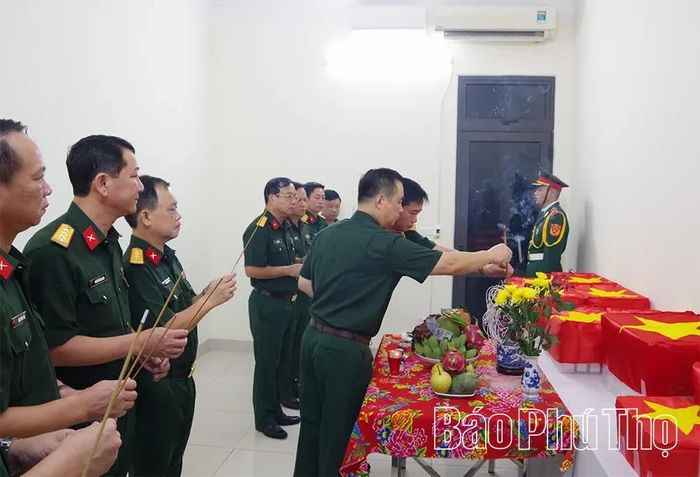 Đồng chí Chỉ huy trưởng Bộ CHQS tỉnh Lương Thanh Hải cùng các đồng chí Ủy viên Ban Thường vụ Đảng ủy, Thủ trưởng Bộ CHQS tỉnh thắp hương tri ân các Anh hùng liệt sĩ.