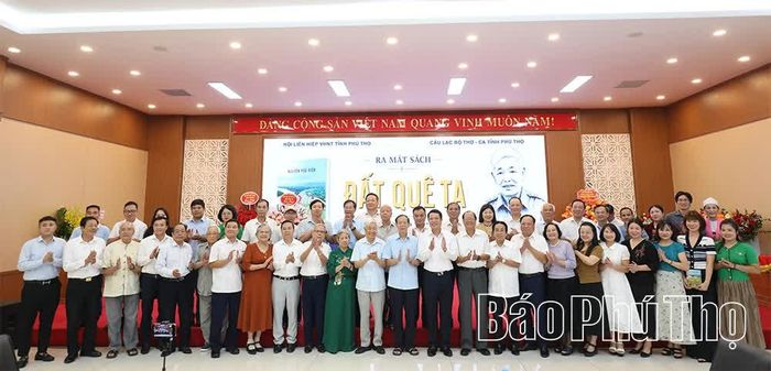 Các đại biểu chụp ảnh lưu niệm.