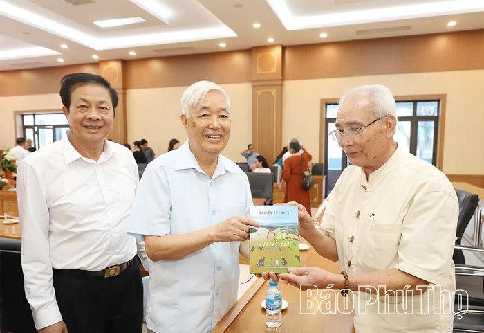 Tác giả Nguyễn Hữu Điền tặng sách cho các đại biểu dự lễ ra mắt.