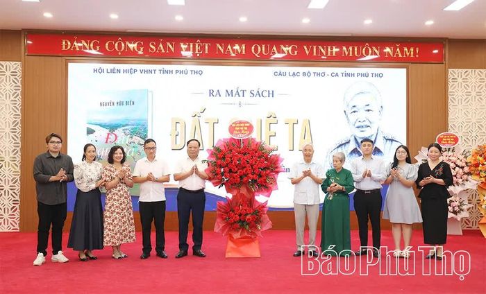 Lãnh đạo Hội Văn học Nghệ thuật tỉnh tặng hoa chúc mừng tác giả Nguyễn Hữu Điền và gia đình trong lễ ra mắt tập thơ “Đất quê ta”.