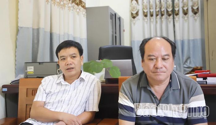 Thầy giáo Đinh Văn Nguyện (trái) và thầy giáo Xa Văn Có (phải) là những người có hành trình gieo chữ bền bỉ nơi vùng cao Đức Nhàn.