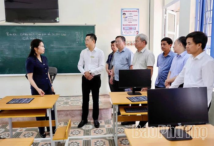 Đoàn công tác kiểm tra phòng học và thiết bị dạy học tại Trường Tiểu học Tân Pheo.