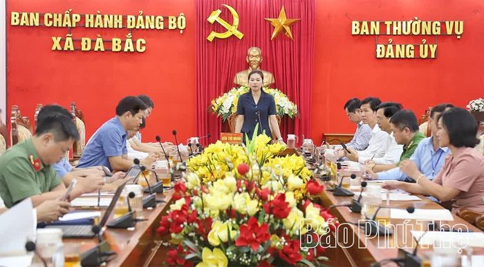 Đồng chí Phó Bí thư Tỉnh ủy Bùi Thị Minh phát biểu chỉ đạo tại buổi làm việc với xã Đà Bắc.