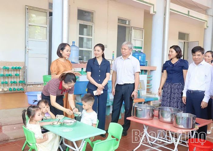 Đồng chí Phó Bí thư Tỉnh ủy Bùi Thị Minh kiểm tra việc tổ chức bữa ăn cho trẻ tại Trường Mầm non Đà Bắc.