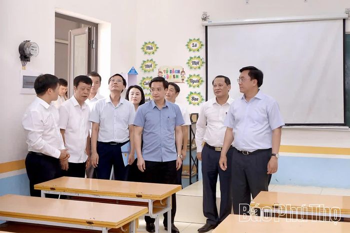 Chủ tịch UBND tỉnh Trần Duy Đông và đoàn công tác khảo sát hiện trạng các lớp học của Trường Tiểu học Vĩnh Yên.