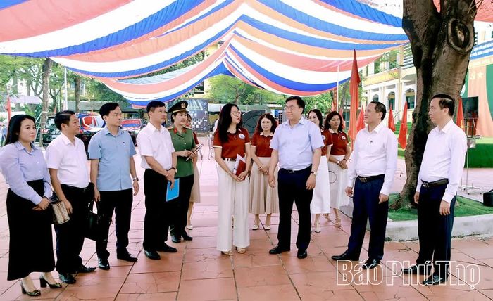 Chủ tịch UBND tỉnh Trần Duy Đông và lãnh đạo các sở, ngành kiểm tra cơ sở vật chất của Trường THPT Kim Ngọc.