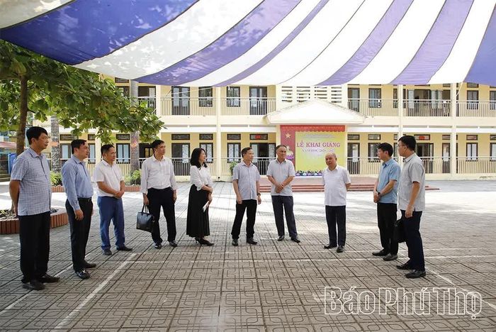 Đoàn kiểm tra công tác chuẩn bị cho lễ khai giảng năm học mới tại Trường TH&THCS Dũng Tiến.
